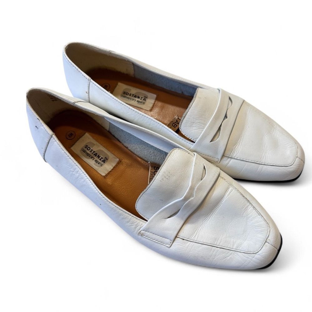 Vintage whiteWomen's Loafers size 8 but fit like 7.5
Great condition !